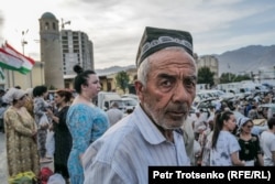 Панчшанбе базарында жүрген адамдар. Хожант қаласы, Тәжікстан, 14 маусым, 2024 жыл.