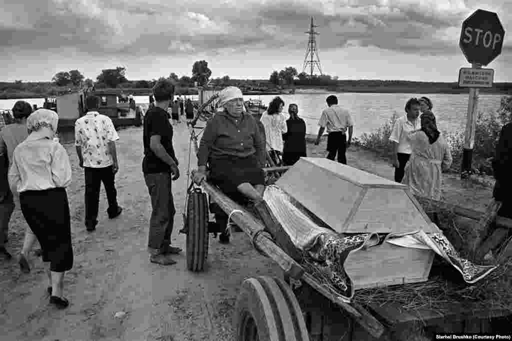 Пахаваньне адзінокай суседкі, Петрыкаўскі раён, Гомельская вобласьць, 1996 год&nbsp;