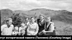 Ссыльные отмечают Янов день в Хакасии. 1950-е