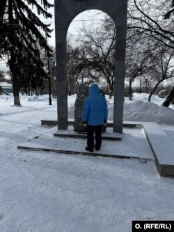 Стихийный мемориал в память об Алексее Навальном у Камня скорби в сквере памяти жертв политических репрессий, Томск