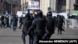 Полиция задерживает протестующего против войны в Украине. Москва. Март 2022 года 