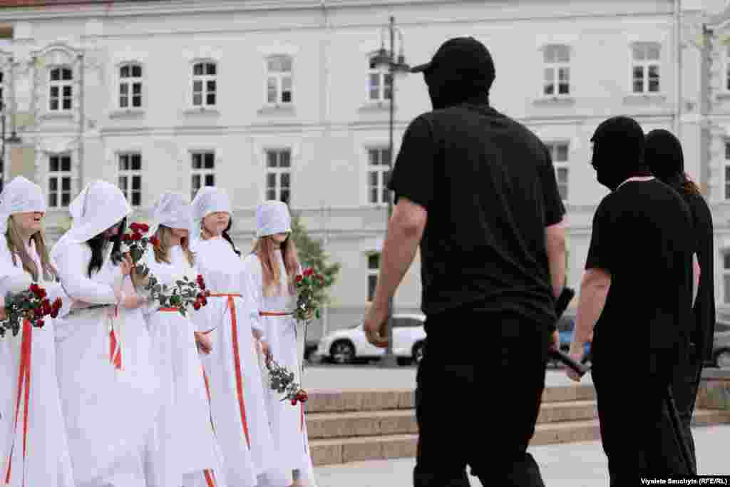 Пэрформанс, які сымбалізуе супрацьстаяньне жанчын у белым і сілавікоў