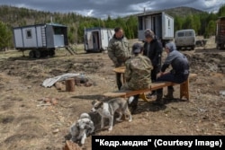 Глава Колбинского сельсовета Наталья Лакомова и геологи в пустующей деревне Спирино. Фото: Алина Ковригина