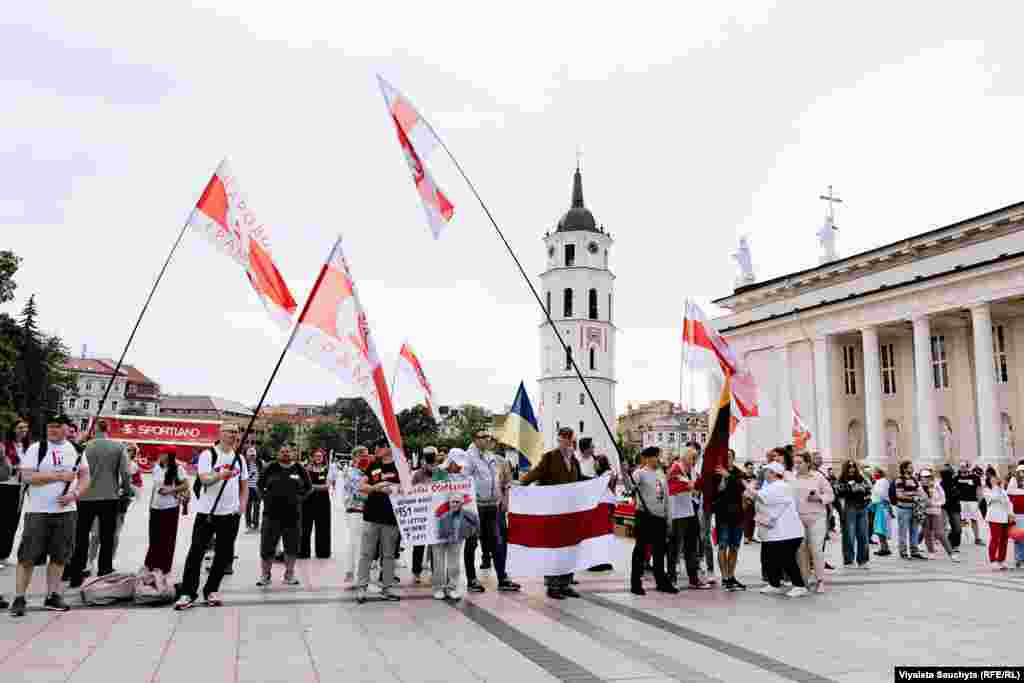 Удзельнікі акцыі да&nbsp;Дня салідарнасьці зь беларускімі палітвязьнямі