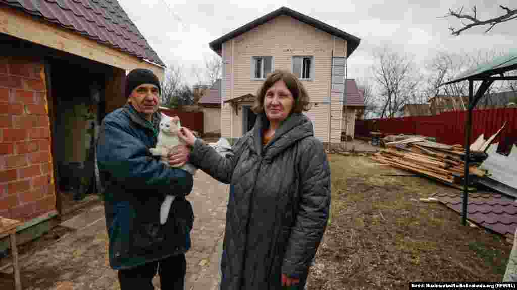 Мясцовыя жыхары Натальля і&nbsp;Рустэм: &laquo;Дом цэлы, але тое, што па&nbsp;цаглінах выкладвала і&nbsp;зьбірала сама&nbsp;&mdash; на&nbsp;старасьці гадоў вырашыла палегчыць жыцьцё. Бачыце, як&nbsp;гэта здарылася&nbsp;&mdash; цяпер пачаць спачатку? Было вельмі цяжка, вельмі страшна сядзець у&nbsp;падвале, як&nbsp;усё грукатала. Яны лічылі, што ў&nbsp;нас самая бясьпечная зона. І&nbsp;бачыце, як&nbsp;атрымалася&raquo;. Горад Буча Кіеўскай вобласьці 1&nbsp;сакавіка 2022&nbsp;г. Натальля на&nbsp;фота ў&nbsp;лютым 2023 года (справа): &laquo;Усе побач, усе жывыя&raquo;