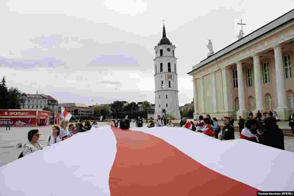 Да акцыі салідарнасьці на Катэдральнай плошчы ў Вільні далучыліся беларусы Літвы, праваабаронцы, літоўскія дзеячы