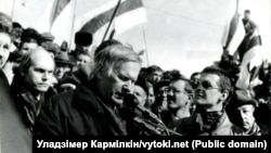 Васіль Быкаў выступае на Дзень Волі. Менск, 1996