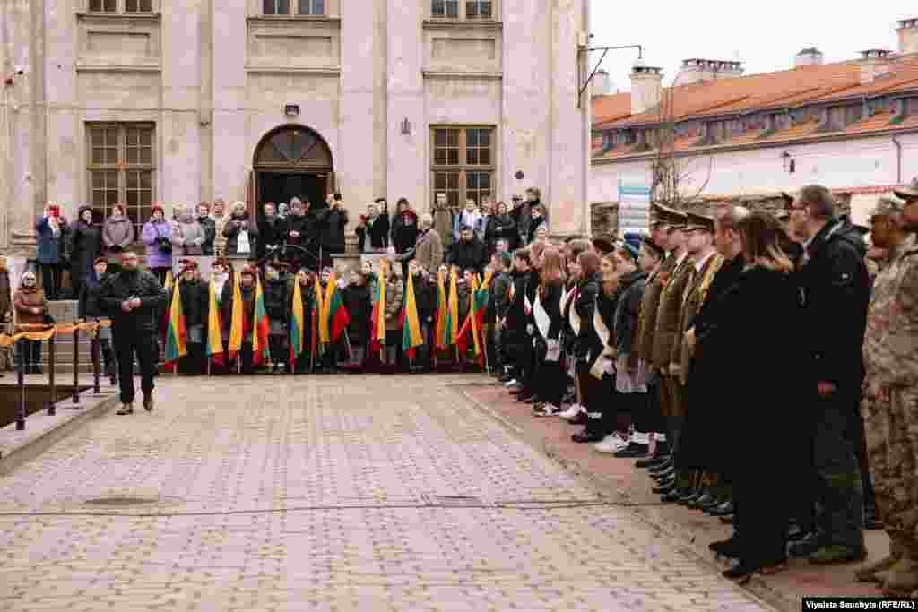 На ўрачыстасьць прыйшло каля 100 чалавек, у тым ліку сьвятары і вайскоўцы NATO