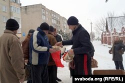 «Справядлівая дапамога» раздае харчы абяздоленым