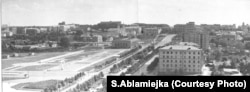 1970 год. Панарама Паркавай магістралі ў бок былога Нізкага рынку і Верхняга гораду. Зьлева відаць яшчэ ня зьнесены круглы нямецкі дот, які знаходзіўся паміж Замчышчам і вусьцем Нямігі на так званым Балоце. Справа ўнізе – дахі вуліцы Вялікай Татарскай.