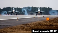 Технічна посадка перших російських винищувачів Су-30М2 на модернізовану злітно-посадкову смугу аеродрому «Бельбек», грудень 2018 року