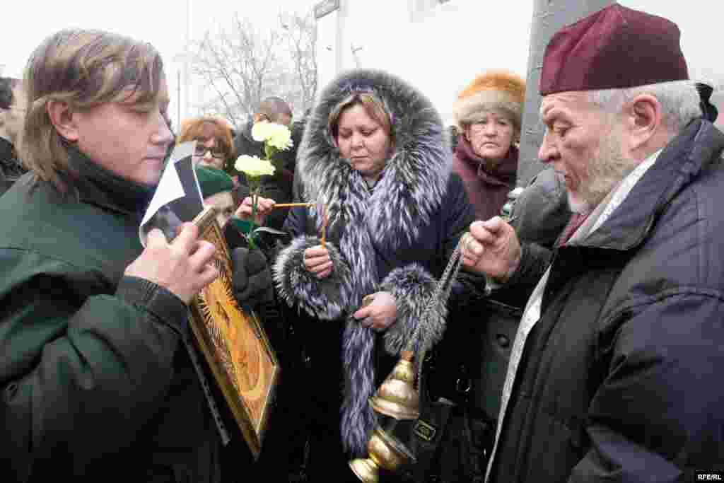 На месте убийства был отслужен молебен.