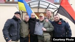 Беларускія добраахвотнікі: Зьміцер “Ганс” Рубашэўскі трэці зьлева, Анатоль “Шаман” Івашкевіч — чацьвёрты