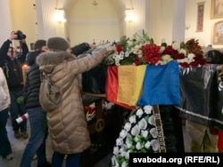 Людзі ўскладаюць кветкі на труну Эдуарда Лобава. Варшаве, 11 лютага 2023