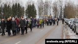 Разьвітаньне і пахаваньне забітай настаўніцы і вучня ў Стоўпцах