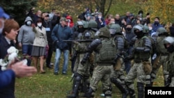 Ілюстрацыйнае фота. Сілавікі са зброяй падчас мірнай акцыі пратэсту супраць фальсыфікацыі прэзыдэнцкіх выбараў. Менск, 1 лістапада 2020 году 