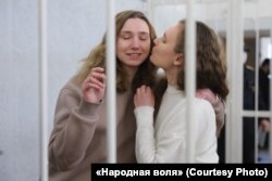 Кацярына Андрэева (справа) і Дар'я Чульцова ў судзе 18 лютага