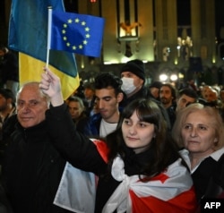 Сторонники грузинской оппозиции проводят митинг протеста против результатов парламентских выборов.Тбилиси 28 октября 2024 года