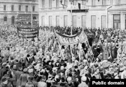 Солдатский митинг в Петрограде в 1917 году