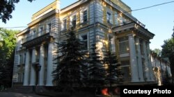 Былы губэрнатарскі палац у Віцебску, у якім у 1812 спыняўся Банапарто. Цяпер - управа КДБ па Віцебскай вобласьці