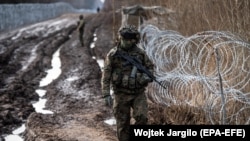 Ілюстрацыйнае фота. Польскі салдат ахоўвае польска-беларускую мяжу каля вёскі Чарэмча, 17 сьнежня 2021 году