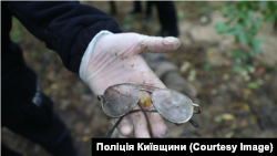 Акуляры Аляксея Пабегая, якія знайшлі ў лесапаласе каля Бучы