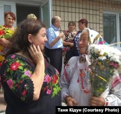 Ганна Кандрацюк з народнай сьпявачкай Даніяй Чэкун. Зарэчнае на ўкраіньскім Палесьсі. Фота Тані Кідун.