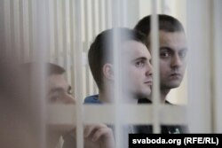 Падсудныя сяржанты Антон Вяжэвіч, Ягор Скуратовіч і Яўген Бараноўскі (зьлева направа). 8 жніўня 2018 году