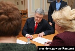 Пятро Парашэнка падае дакумэнты на вылучэньне кандыдатам у прэзыдэнты