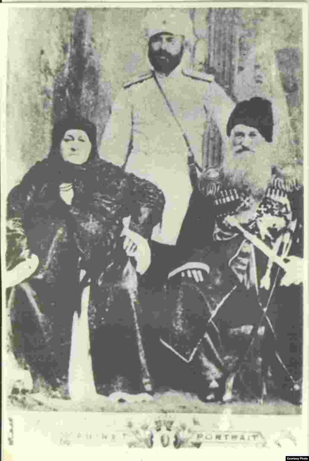 Товза Чермоева, 1894 г. со своим мужем Арцу Чермоевым (генерал-майор, кавалер орденов св. Анны, Владимира, Святослава, Георгия) и сыном Арсемиком &nbsp;(офицер собственного конвоя российского императора).