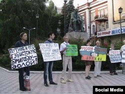 Дмитрий Воробьевский (слева) на одной из акций в Воронеже, 2015 год