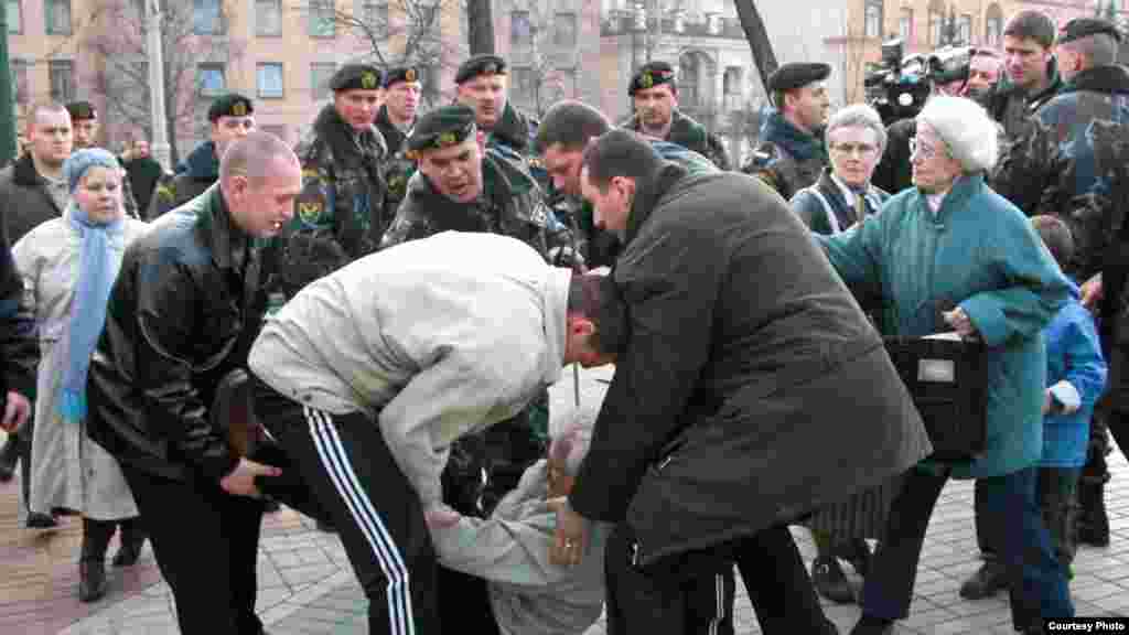 Спэцназаўцы ў цывільным арыштоўваюць Алеся Бяляцкага ў Дзень Волі. Менск, 2004