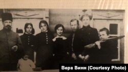 Петр Витте с детьми: Еленой, Ксенией (в гимназических формах), Борисом (а шапке), Александром (с ружьем в руках) , маленьким Владимиром