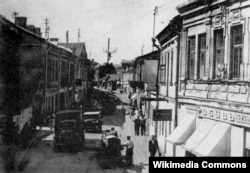 Людзі ў Менску на вуліцы Няміга, 1944 год. Ілюстрацыйнае фота