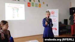 Гарадзенская паэтка Ала Петрушкевіч чытае лекцыю, прысьвечаную 125-годзьдзю нараджэньня Максіма Багдановіча