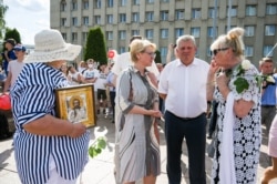 Старшыня Горадзенскага гарвыканкаму Мечыслаў Гой выйшаў да пратэстоўцаў, 14 жніўня