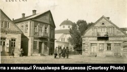 Брукаваная аўтэнтыка Ліды, 1917. На другім пляне — галоўная сынагога, пабудаваная ў 1896 годзе. Згарэла пасьля нямецкага бамбаваньня ў чэрвені 1941-га, сьцены пазьней разабраныя