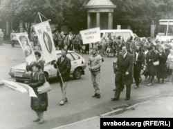 Пахаваньнем Міхаіла Дубянецкага, Менск 5.09.1990 году. Шыльду «Мартыралог Беларусі» нясе Анатоль Сыс