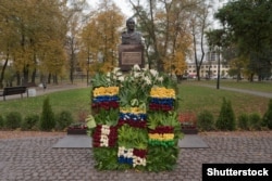 Помнік Сімону Балівару на аднайменнай плошчы ў Менску