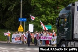 Актывісты Беларусі падчас дэманстрацыі на польска-беларускім памежным пераходзе ў Баброўніках-Берастовіцы ў знак пратэсту для ўзмацненьня санкцый супраць беларускага ўраду, 2021