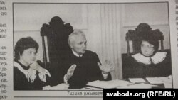 Паседжаньне Канстытуцыйнага Суду. У цэнтры -- Валер Ціхіня. Публікацыя ў газэце «БДГ», 1996 год.