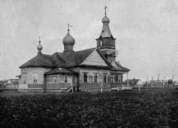 Царква ў Баранавічах, 1915. Драўляны храм быў пабудаваны ў 1908 годзе, згарэў у 1921-м. Пазьней на ягоным месцы ўзьведзены каменны Сьвята-Пакроўскі сабор