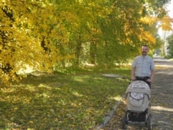 Міхаіл Самборскі ў Бабруйску з дачкой, якая нарадзілася ў Беларусі