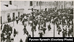 Габрэяў зганяюць у горадзенскае гета, архіўнае фота 1943 году