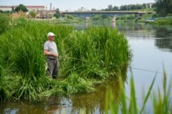 Рыбак у цэнтры Горадні