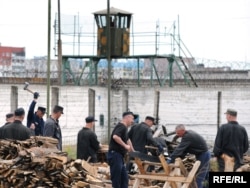 Зьняволеныя нарыхтоўваюць дровы ў бабруйскай турме