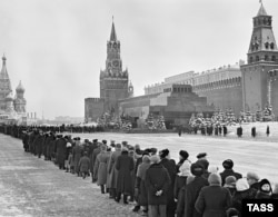 Очередь в мавзолей Ленина на Красной площади в Москве.1960. Фото Владимира Савостьянова. ТАСС