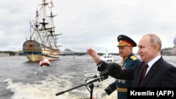 Путин и Шойгу на морском военном параде в Санкт-Петербурге в 2021 году