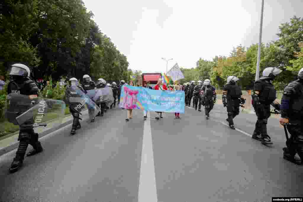 А 14.30 пад аховай моцна ўзброенай паліцыі гей-парад шэсьцем рушыў па цэнтры Беластоку. Агрэсіўна настроеныя праціўнікі шэсьця ўвесь час скандавалі &laquo;Хлопец, дзяўчына, нармальная радзіна!&raquo;, ім у адказ чулася &laquo;Польшая, вольная ад фашыстаў!&raquo;.