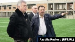 Hafiz Məmmədov (sağda) Bakı futbol klubunun stadionunu Nəqliyyat naziri Ziya Məmmədova göstərir.